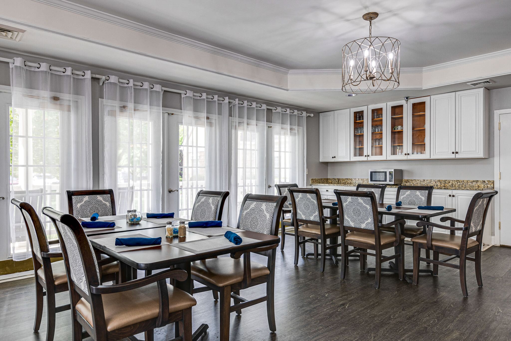 charter senior living dining room
